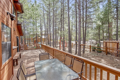 2 Living Rooms + Fires | Quick Drive Downtown