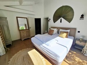 5 habitaciones, escritorio, tabla de planchar con plancha y wifi