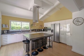 Refrigerador, microondas, horno, placa de cocina