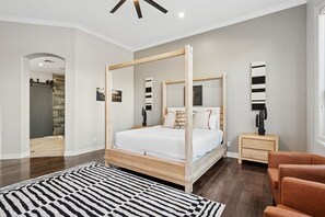 4 habitaciones, escritorio y tabla de planchar con plancha 