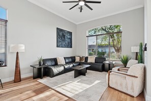 スマートテレビ、DVD プレーヤー、書斎 / ワークスペース、PC モニター