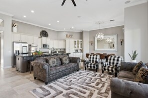 スマートテレビ、DVD プレーヤー、書斎 / ワークスペース、PC モニター