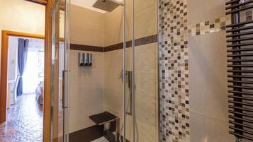 Dusche, Haartrockner, Bidet, Handtücher