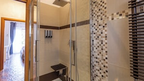 Shower, hair dryer, bidet, towels - 2 minutes from the metro family apartment (Roma)