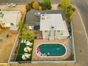 Une propriété résidentielle dotée d’une piscine, d’un patio couvert et d’un garage.