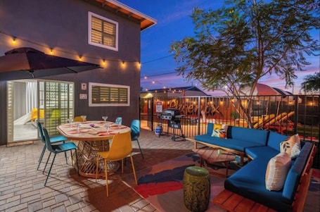 Outdoor dining. This house is a 5 bedroom(s), 3 bathrooms, located in Phoenix, AZ.
