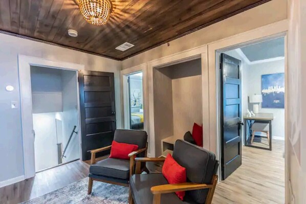 4 bedrooms, desk, iron/ironing board, travel cot - Mclendon Atlanta house (Atlanta)