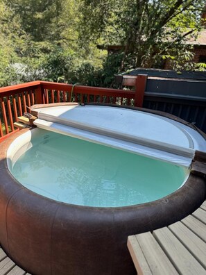 Outdoor spa tub - Mclendon Atlanta house (Atlanta)