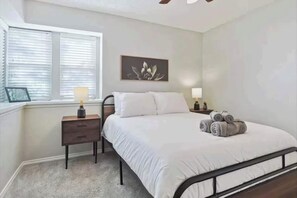 4 habitaciones, escritorio y tabla de planchar con plancha 