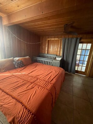 4 bedrooms, desk, iron/ironing board, travel crib