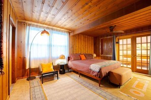 4 chambres, bureau, fer et planche à repasser, lit de bébé portatif