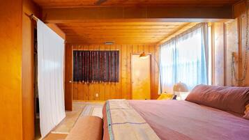 4 dormitorios, escritorio, tabla de planchar con plancha y cuna de viaje