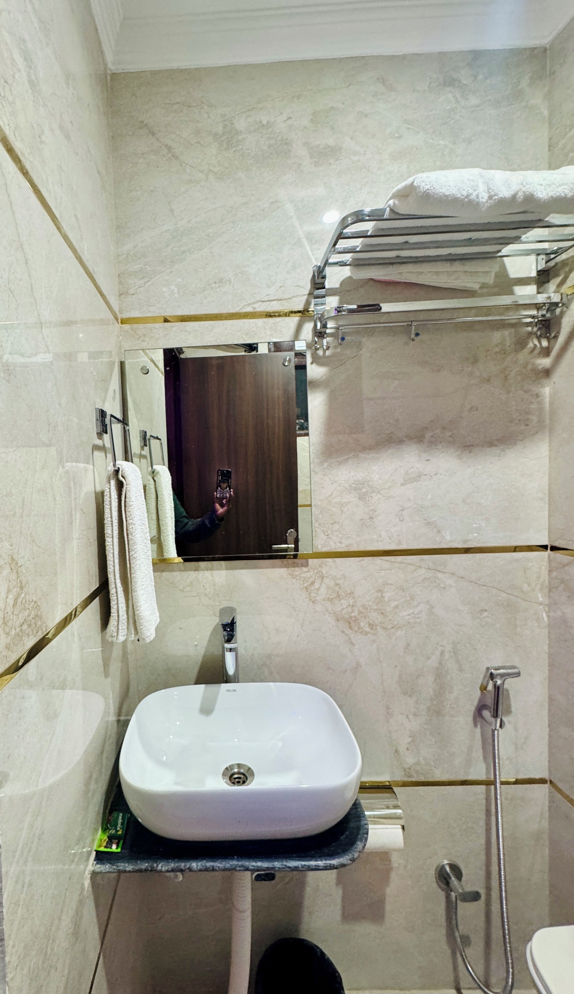 Habitación Deluxe | Baño | Ducha, artículos de higiene personal de diseño y zapatillas
