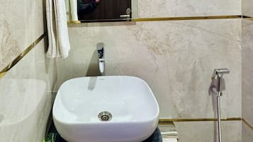 Habitación Deluxe | Baño | Ducha, artículos de higiene personal de diseño y zapatillas