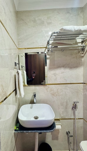 Chambre Deluxe | Salle de bain | Douche, articles de toilette de luxe, chaussons