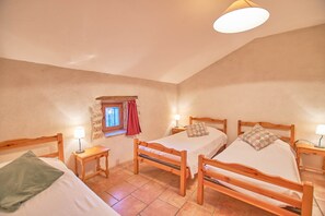 4 bedrooms, iron/ironing board, free WiFi, bed sheets