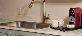 A SUMMERS DREAM 3 bedroom apt. Peaceful , lush secret garden in Coral Gables