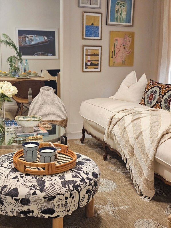 TV connectée, lecteur de DVD, livres