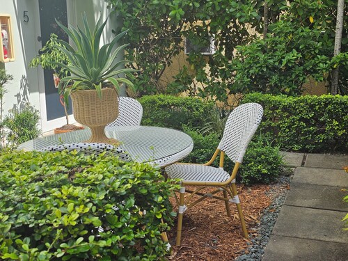 A SUMMERS DREAM 3 bedroom apt. Peaceful , lush secret garden in Coral Gables