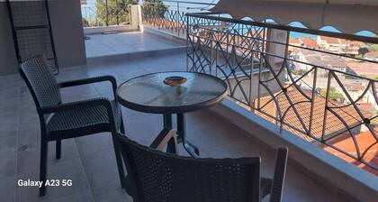 Apartamento 'Menidi Sea View' con vistas al mar, Wi-Fi y aire acondicionado