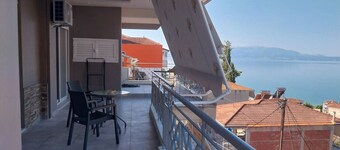 Apartamento 'Menidi Sea View' con vistas al mar, Wi-Fi y aire acondicionado