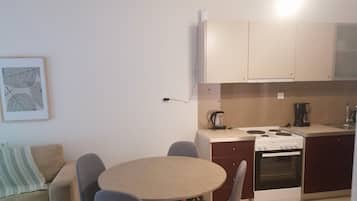 Fridge, oven, stovetop, coffee/tea maker