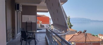 Apartment 'Menidi Sea View' mit Meerblick, WLAN und Klimaanlage