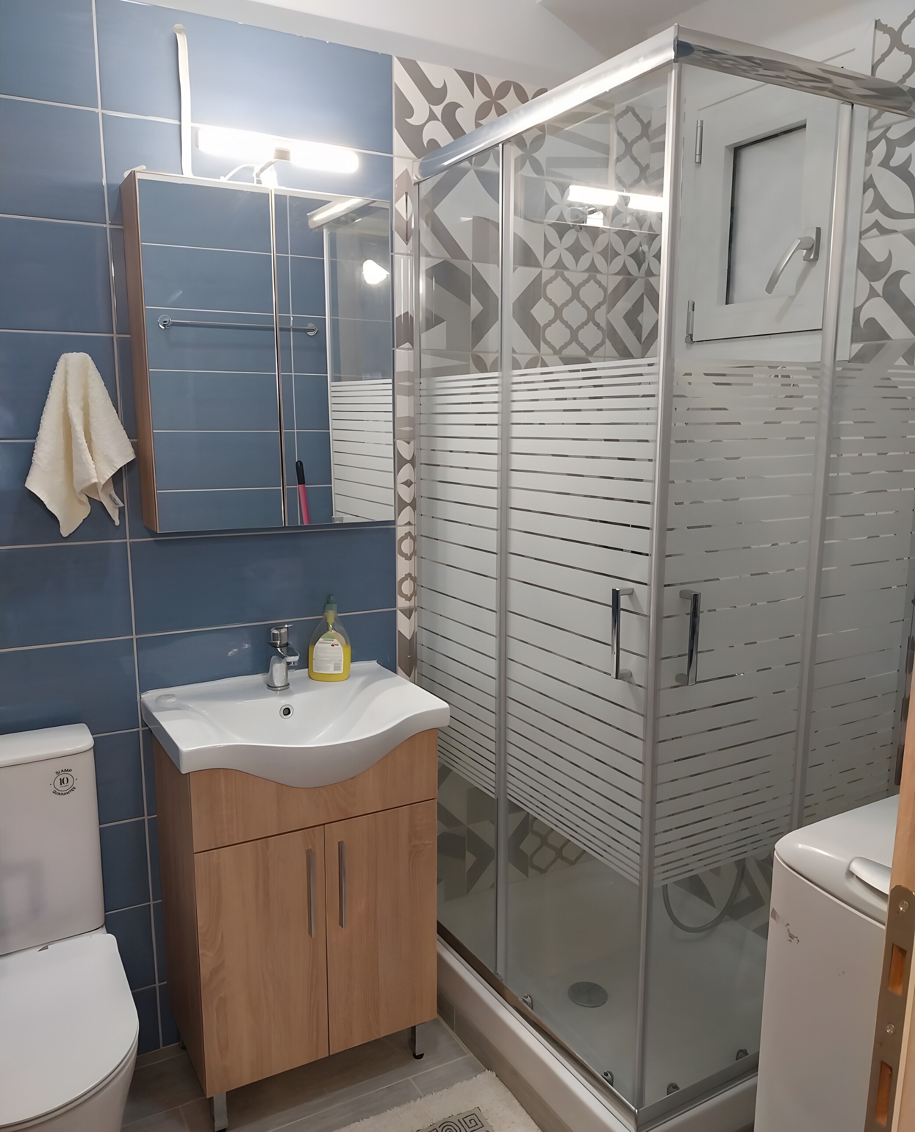 Een douche, handdoeken