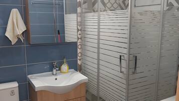 Een douche, handdoeken