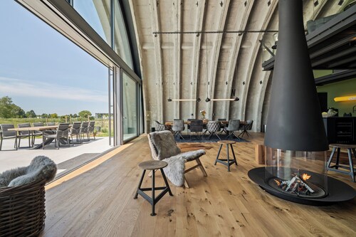 Exklusive freistehende Luxusvilla Shelterloft Airpark mit großem Garten in Lärz