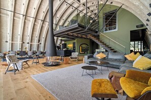 Télévision, cheminée, baby-foot, table de tennis de table