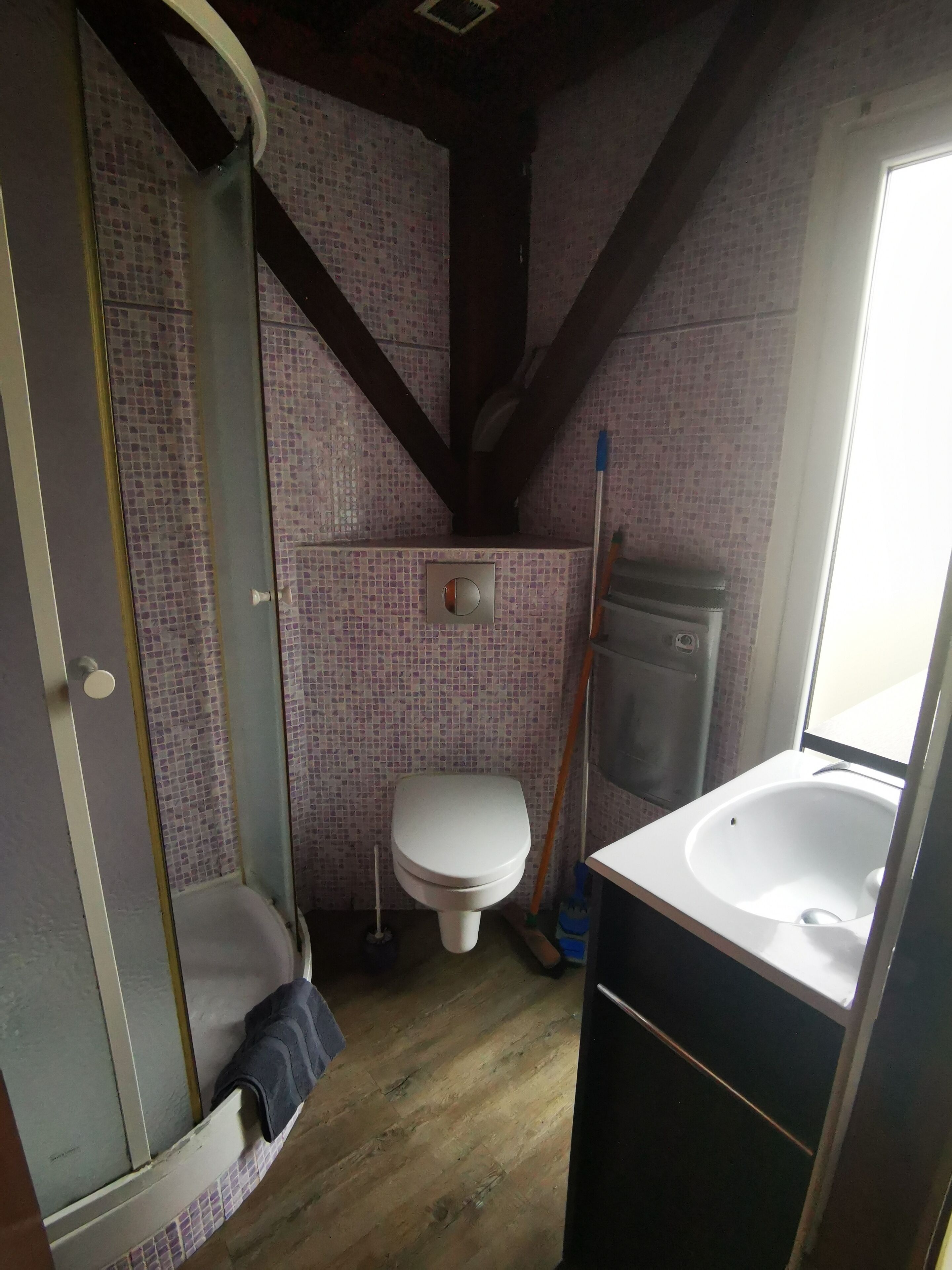 Douche, sèche-cheveux, papier toilette