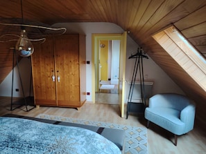 3 makuuhuonetta, silitysrauta/-lauta, vauvan matkasänky, Wi-Fi