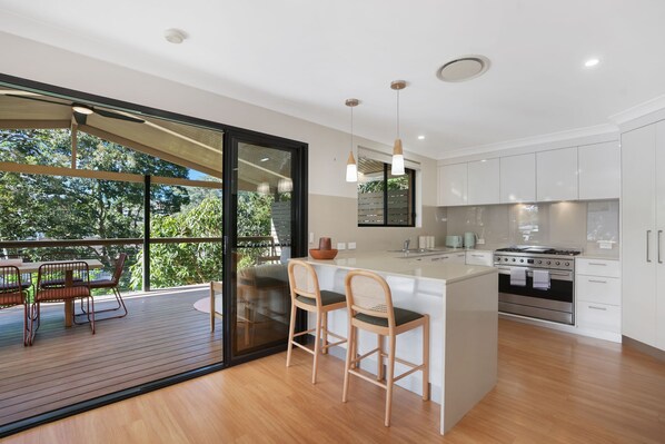 Fridge, microwave, oven, stovetop - Nautilus by Coast Hosting (Terrigal)