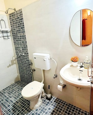 Appartement, 2 chambres, balcon | Salle de bain