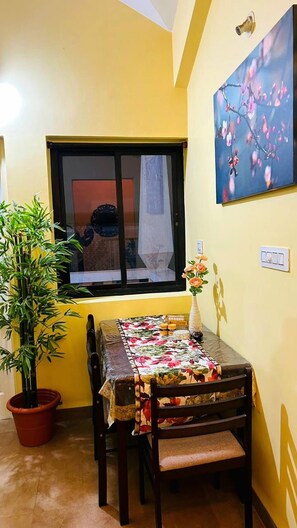 Appartement, 2 chambres, balcon | Restauration