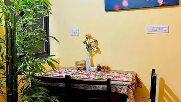 Apartment, 2 Bedrooms, Balcony | Tempat makan