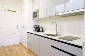 Fridge, microwave, dishwasher, coffee/tea maker