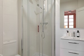 Shower, hair dryer, towels - Thyssen Terrace Apartment (Málaga)