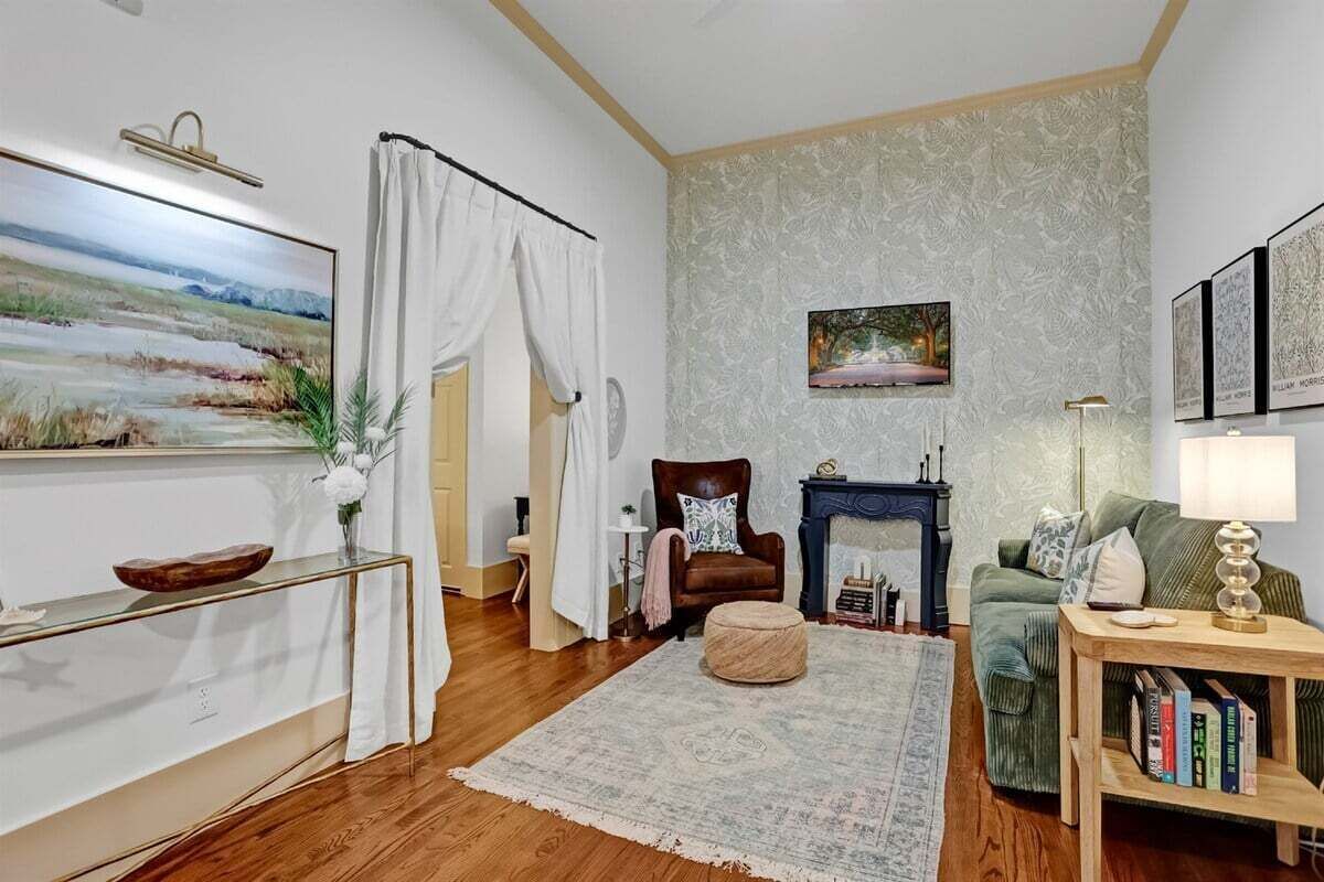 Een smart-tv en boeken