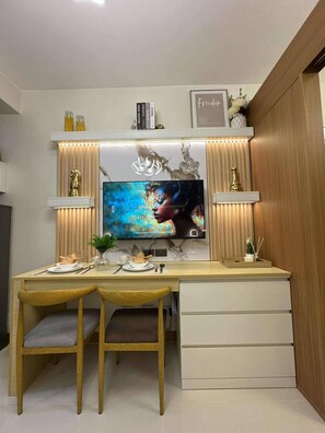 Room amenity - RED Luxe Haven Comfy Stay, Netflix and Fast Wifi Ready (Makati)