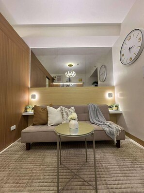 Living area - RED Luxe Haven Comfy Stay, Netflix and Fast Wifi Ready (Makati)