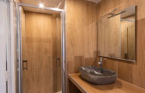 Dusche, Haartrockner, Handtücher, Toilettenpapier