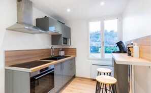 Réfrigérateur, four à micro-ondes, un four, surface de cuisson