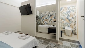 Un baño moderno con ducha, inodoro y lavamanos.