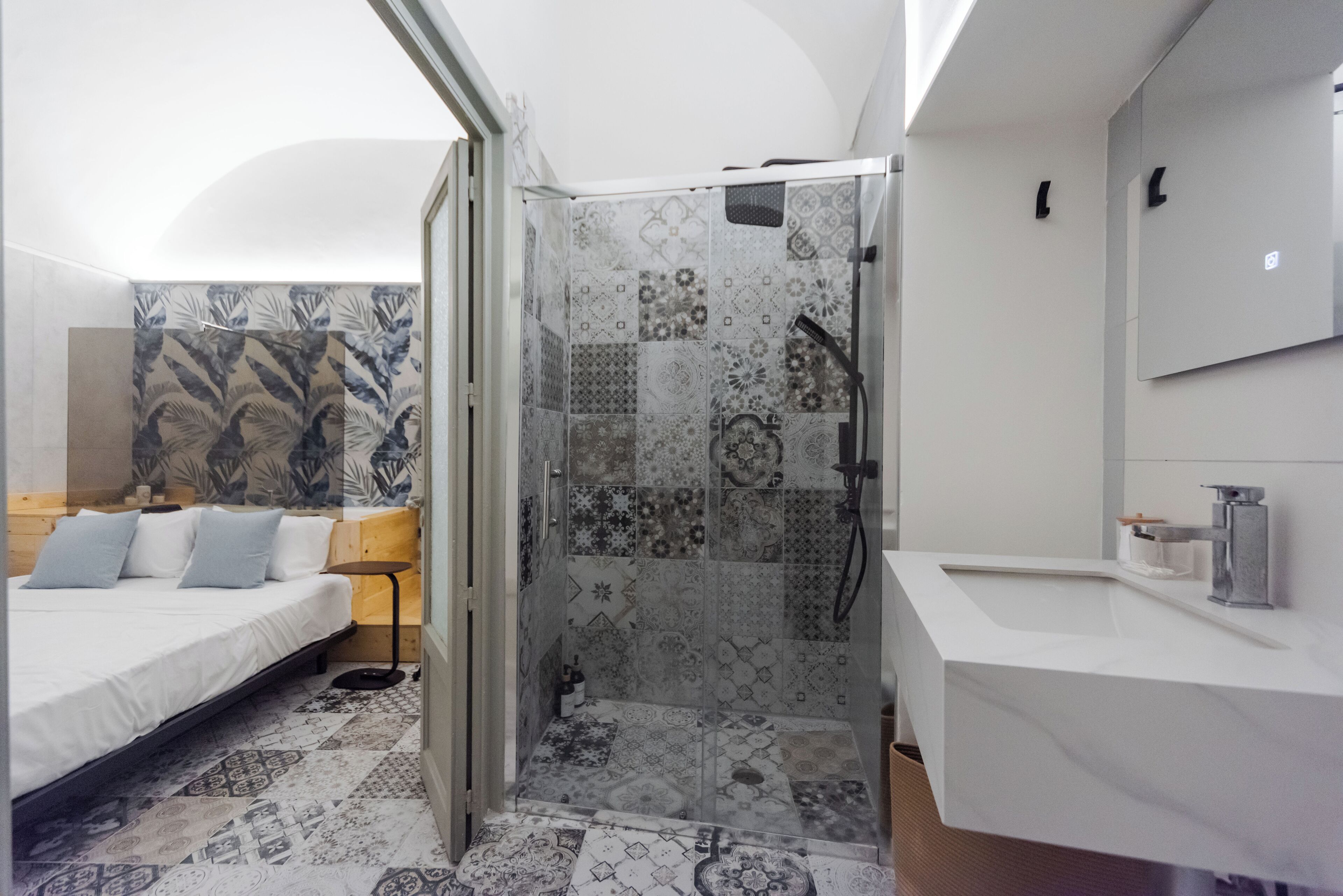 Comfort Room, 1 Queen Bed, Balcony | Bathroom | Hair dryer, towels, soap, shampoo