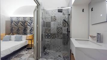 Comfort Room, 1 Queen Bed, Balcony | Bathroom | Hair dryer, towels, soap, shampoo