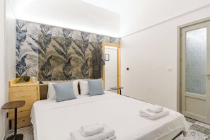 Comfort Room, 1 Queen Bed, Balcony