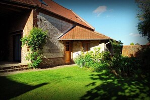 Exterior - Carefully renovated holiday house that is part of a little farmhouse with an enclosed garden (Mont St Éloi)
