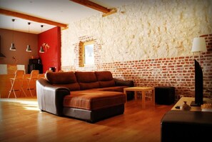 Smart TV - Carefully renovated holiday house that is part of a little farmhouse with an enclosed garden (Mont St Éloi)